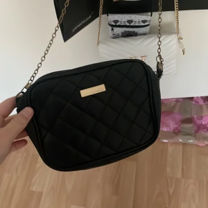 Väska - BETALA MED SWISH DIREKT!! En väska, nypris 300kr. Använd fåtal gånger 