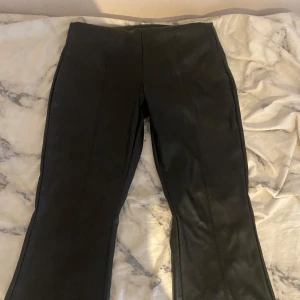 Läder byxor - Säljer dessa snygga läderbyxor! De är från Gina tricot och storlek M🎀🔥 dom är inte använda nån gång och då inte slitna på nåt sätt💗💋