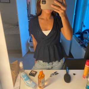 Marinblå Blus  - Suuperfin marinblå blus som tyvärr inte kommit till användning. Är som i nyskick, tryck gärna på köp nu!!🩷🩷