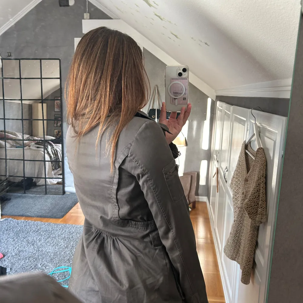 Perfekt jacka nu till hösten! Så fin grå färg med coola detaljer. Det står storlek 34 men skulle säga att de är 36/S. . Takit.