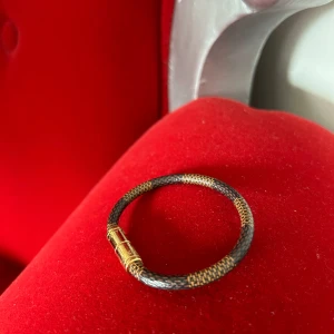 Äkta Louis Vuitton Damier armband  - Helt äkta LV. Sparsamt använt. Armbandet är köpt på LV butiken på Birger Jarlsgatan i Stockholm. 