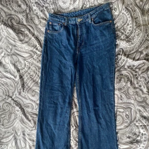 Mörkblåa jeans - Sköna och fina jeans från glow 