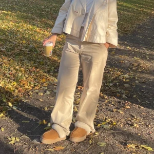 Cotton On The Go Pants - Cotton on the go pants från Djerf Avenue, Väldigt bra skick, liten fläck man knappt ser (titta på bild). Byxorna är slutsålda på hemsidan! 