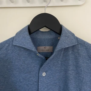 Canali skjorta - Säljer denna fina Canali skjorta som är använd 1 gång sedan den köptes i början utav sommaren. Skjortan är i otrolig kvalite och har inga som helst tecken på användning. Köptes för 2498kr i somras och säljes nu för 1450kr. Köpt på Stenströms,  Mvh 