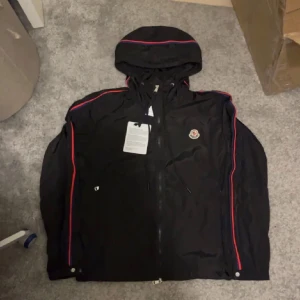 Moncler windbreaker - Väldigt sällsynt och fin windbreaker säljes i 10/10 skick 