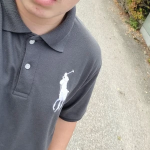 Polo raplh lauren pike vintage  - Riktig raplh lauren pike i bra skick. Jag är 175 och den passar bra perfekt för någon runt 180 cm