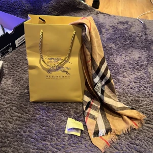Burberry halsduk aldrig använd  - Burberry halsduk aldrig använd. 