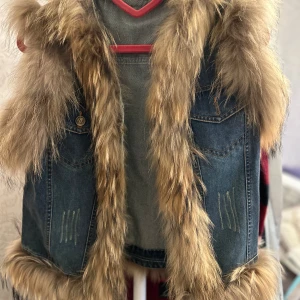 Väst med päls äkta  - Väst är ny, passar storlek S och M. Väst kommer från ett rökfritt hem! Väst är ny aldrig använd!