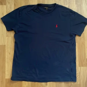 Marinblå Ralph Lauren T-shirt  - Tja, marinblå Ralph lauren tisha säljs nu. Storlek S. Kontakta vid ytterligare frågor.