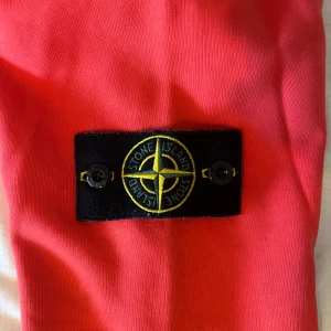 Stone Island Sweatshirt  - Korall färgad Stone Island sweatshirt i storlek M.  Inköpt i butik så endast jag som har ägt den. Använd ca 5 gånger.  Nypris 2000kr  Säljs då jag inte längre använder den.