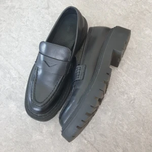 Svarta loafers - Säljer ett par snygga svarta loafers från Reserved. Har tjock sula och liten klack, väldigt bekväma men för stora för mig. Storlek 37, mycket bra skick