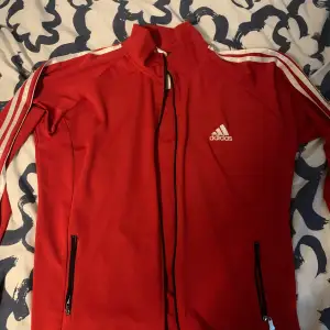 Adidas tränings jacka. Använder inte. 8/10 skick. Svarar på alla frågor!😁