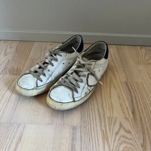 Philippe model skor - Ett par ganska slitna philippe model skor, skick 5-6/10, därför det billiga priset. Ingen box kommer med. Finns fortfarande liv kvar i skorna! Storlek 41.5