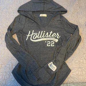 hollister tröja - en söt långärmad hollister tröja med luva som är köpt på loppis men som inte kommer till användning. storlek s. kontakta mig för tex bilder på och köparen står för frakten 💕💕💕