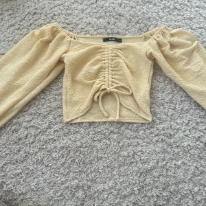 Blus  - Otroligt fin blus man kan reglera längden på! Går ner på axlarna super bra skit💛