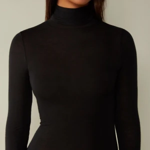Intimissimi cashmere turtleneck - Svart turtleneck från Intimissimi som ej kommer till användning! Superfint tunnt material som håller dig varm under vintern