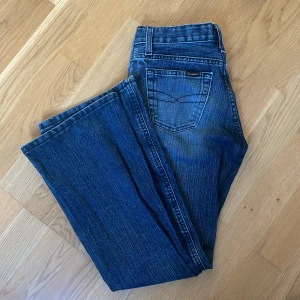 lågmidjade bootcut jeans - väldigt fina bootcut jeans i mycket bra skick, säljer för att de inte passar mig längre 