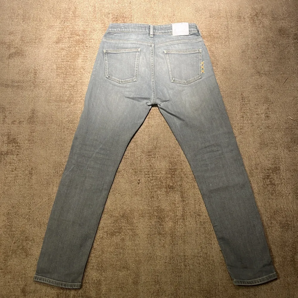 Jätte fint sick massor av finna detaljer.Slim fit passar 13 år 160cm.På bild 5 visas hur tagen är lös men inget som märks när du har på dig dom.. Jeans & Byxor.