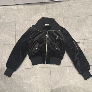 Juicy couture jacka. - En väldigt blingande jacka, som är från juicy couture använd 1 gång.