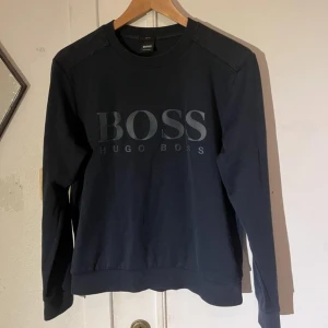Hugo Boss Tröja / Sweatshirt - Hugo Boss tröja / crewneck. Väldigt bra skick. Storlek S, slim fit.