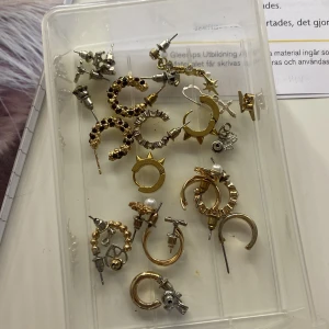 Guld & silver örhänge ( läs beskrivningen!!) - Säljer blandat med örhängen, 2 par - 10kr 1 örhänge - 5kr Säljer alla tillsammans för 50kr
