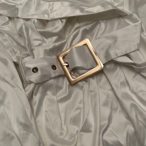 Fashion Nova  - Klänning från Fashion Nova storlek S, aldrig haft tillfälle att använda den. Går att använda som off shoulder klänning :) 