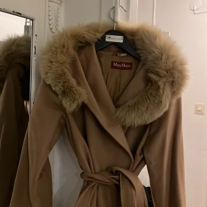Max Mara Jacka  - Säljer min Max Mara jacka. Använd ca 2 gånger per år, haft den i 3-4 år nu 😊  Storlek 36.   Nypris: 10-11 tusen. 