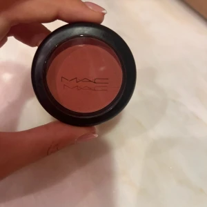 Mac blush  - I färgen brunt pepper