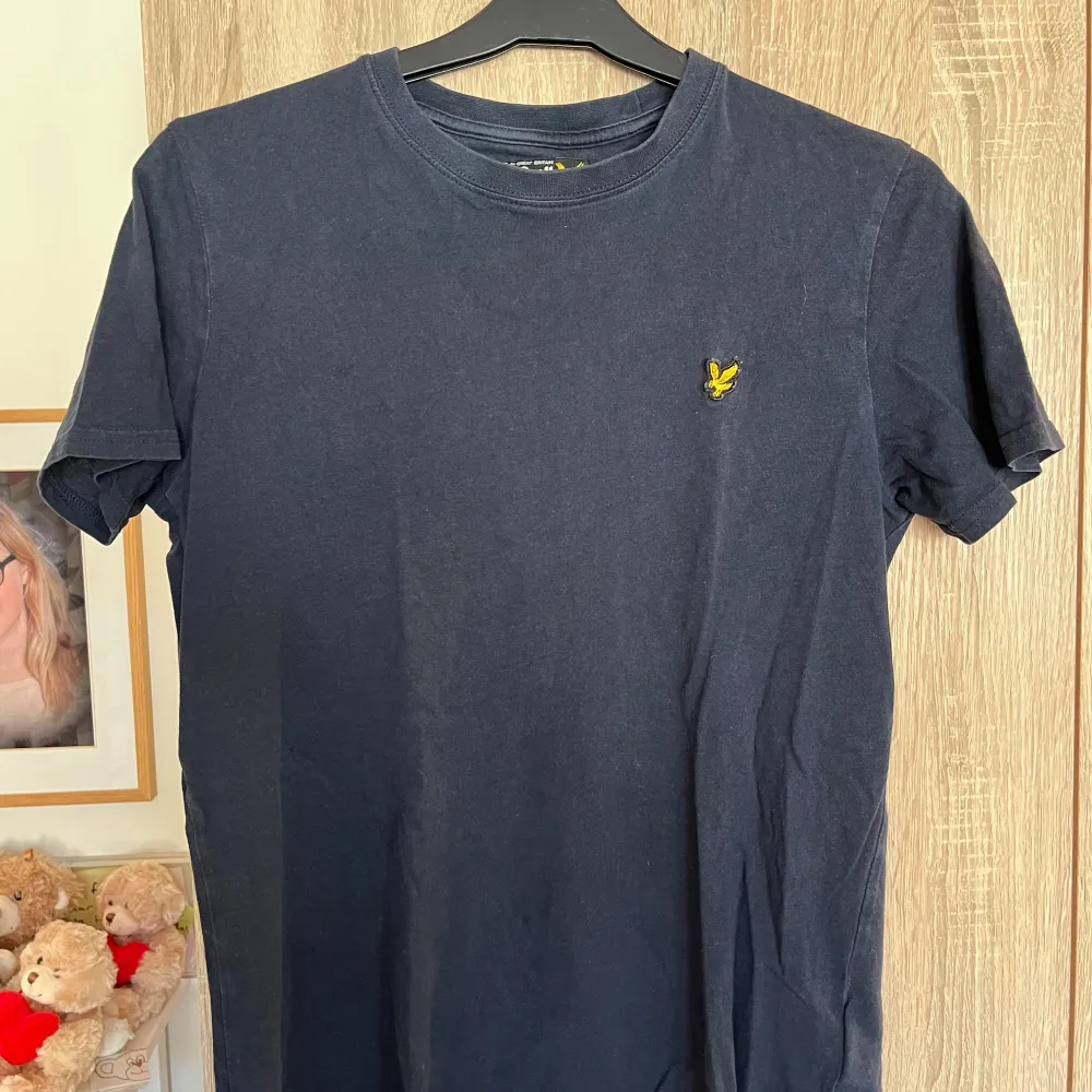 Säljer en mörkblå t-shirt från Lyle & Scott i storlek 12/13 år. Perfekt för vardagsbruk och passar till det mesta. T-shirten är i helt ok skick, lite mörkare (finare) än på bilderna och gjord av mjuk bomull.. T-shirts.