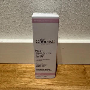 Pure Collagen 5% Biphase Serum från Skin Chemists - Detta är ett Pure Collagen 5% Biphase Serum från Skin Chemists London. Förpackningen är vit med lila detaljer och innehåller 50 ml. Serumet är designat för att ljusa upp, återfukta och jämna ut huden. Det är lämpligt för alla hudtyper.
