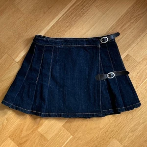 Jeanskjol - Jeans kjol från Brandy Melville med spännen på sidan 💙