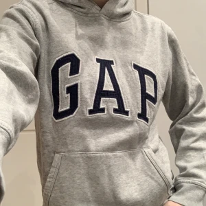 GAP hoodie🤩 - Grå hoodie fron Gap som sitter lite oversized på mig som är xs-s💕inga uppenbara defekter