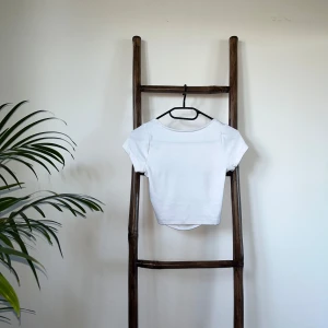 Cropad top - Cropad vit top med öppenrygg 