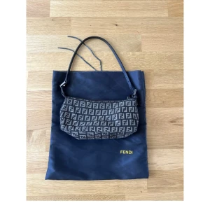 Fendi - Finaste väskan i mycket bra skick förutom sminkfläckar i innertyget i botten. Passar till allt🤎🤎  Bredd 22 cm Hög 10 cm Djup 7 cm