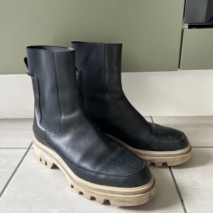 Boots/kängor - Boots i svart med beige sula från Massimo dutti! Superfint skick, knappt använda (endast en höst). Nypris va ca 2000 kr. 