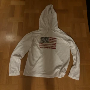 Ralph lauren hoodie - Säljer min Ralph lauren hoodie. Den är Large men sitter son Small eller lite mindre