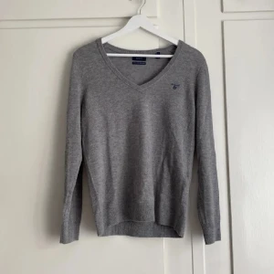 Gant tröja - Tunt stickad Gant tröja, super fin och passar bra med en skjorta under!