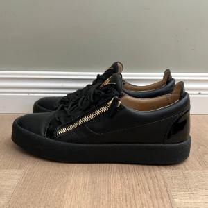 Giuseppe Zanotti 42 - Säljer nu dessa Svarta Giuseppe zanotti skor storlek 42. De är väldigt i fint skick, men lite crease och ett liten defekt  högra toeboxen, men det syns knappt. Har dessvärre bara skorna och inget og, NYPRIS: ca 6000kr  Hör av dig vid funderingar!🙌🏼