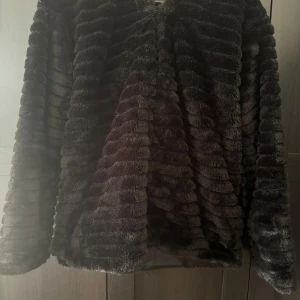 Pälsjacka - Storlek 38, Svart fuskpäls jacka, gott skick.