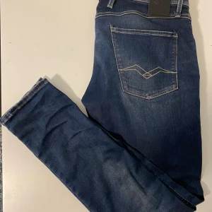 Replay Anbass mörkblå Jeans W32/L34 - Säljer nu dessa riktigt schyssta Replay jeansen i populära modellen anbass. W32 / L34. Väldigt fint skick!                     Passar modellen på bilden som är ca 186. Tveka inte att höra av dig vid mer frågor, funderingar eller bilder👍🏻