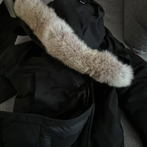 Canada Goose parka  - Canada Goose parka longford modell 2020. Sparsamt använd därav annan vinterjacka. Cond: 7.5/10 Size: M fits L Lite flaws vid klistret då den ej knäpps längre & eventuell kemtvätt och den är som ny. Naturligtvis äkta. Öppen för bud & förslag ! 