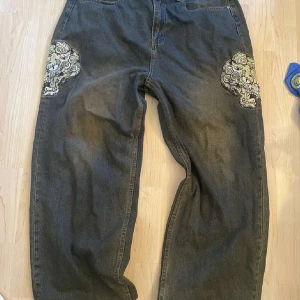 Vintage Ed Hardy jeans - Skit snygga Ed Hardy jeans. Säljer pga att de inte passar mig. Köpts här på plick. Pris kan diskuteras!!! Kontakt om du har frågor😊