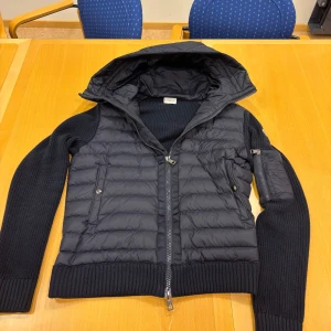 Svart jacka från Moncler - Säljer jackan för att den inte används längre har haft den 2 år nu använd 2-3 månader inga problem med den storlek (L) fast passar även som (M) kan mötas  upp i göteborgs områderna