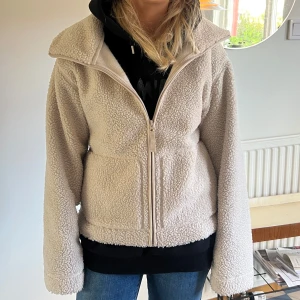 Populär Teddy jacka  - Säljer denna eftertraktade Teddy jacka från H&M, oanvänd med lappen kvar!!🤗🤗