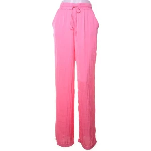 Rosa byxor från Amisu - Säljer ett par snygga rosa byxor från Amisu i storlek 38. De är gjorda av 100% polyester och har en loose passform med hög midja. Perfekta för mysiga hemmakvällar med sin lätta och luftiga stil. Byxorna har en dragsko i midjan för justerbar passform.