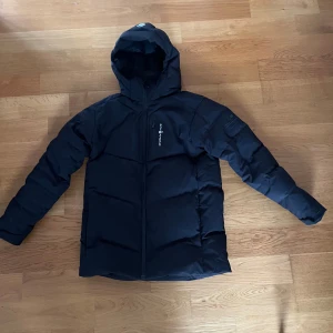 Sail Racing Dunjacka - Säljer min gamla Sail Racing jacka har varit sparsamt använd i en säsong. Storleken är 176 som motsvarar en small. Nypris ca 3000kr