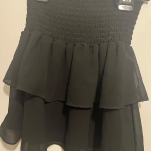 Svart kjol från Chelsea - Säljer en superfin svart volangkjol från Chelsea i storlek XS. Sparsamt använd, så mycket bra skick!🖤