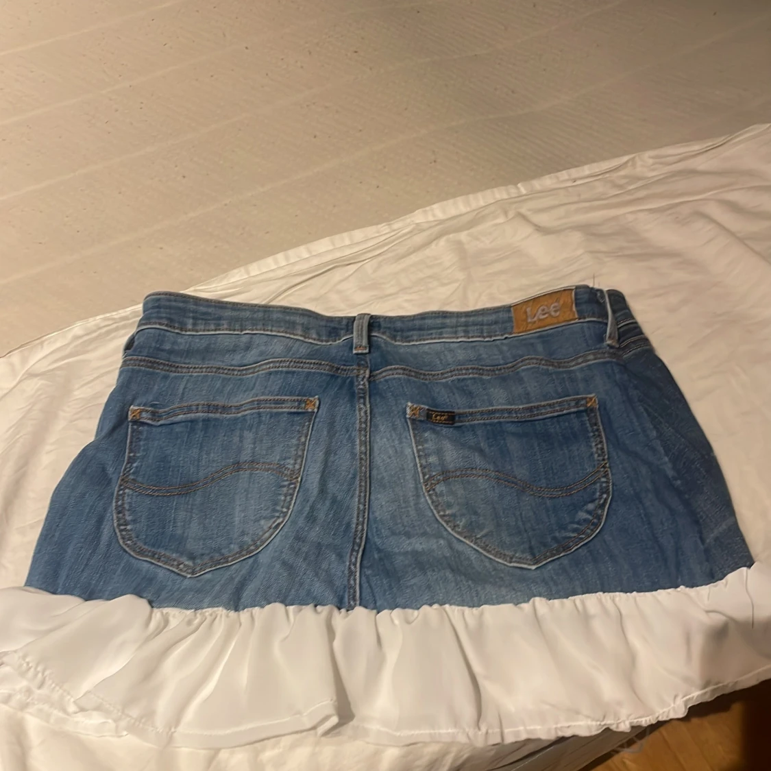 Jeanskjol med volangdetalj  - 90