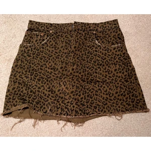 Leopardmönstrad kjol från Zara - Säljer en leopardmönstrad kjol från Zara. Säljs pga för liten. Den är i jeansmaterial och har en rå kant nertill. Perfekt för både vardag och fest! 🐆