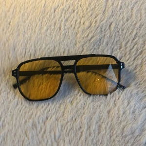 Grisch glajjor - Grisch glajjor med gult glas | passar bra till soligt väder | skickas inom 24 timmar! | hör av er vid funderingar!